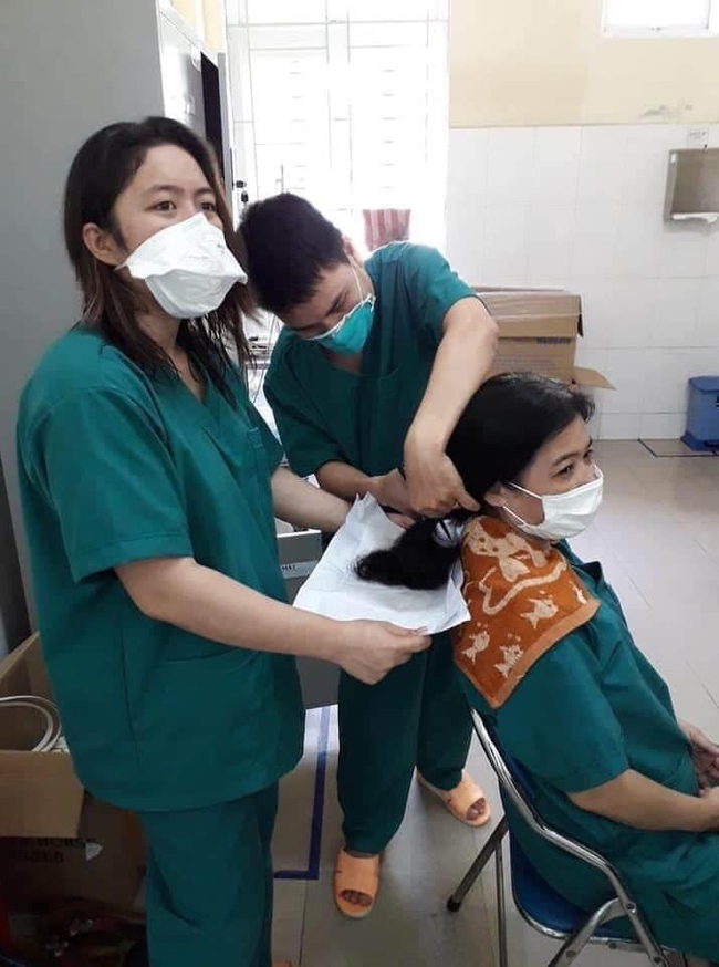 Hình ảnh nữ bác sĩ Đà Nẵng cắt đi mái tóc dài để dễ thao tác trong quá trình chăm sóc bệnh nhân Covid-19 khiến ai nhìn cũng thấy nhói lòng và thầm biết ơn - Ảnh 1.