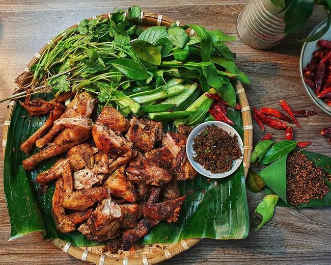 "Bẻ lái" sang lĩnh vực ẩm thực, trai đảm Sài Thành được dân bản mách nước cho cách làm món gà nướng mắc khén - chẩm chéo Tây Bắc thơm ngon chuẩn vị - Ảnh 1.