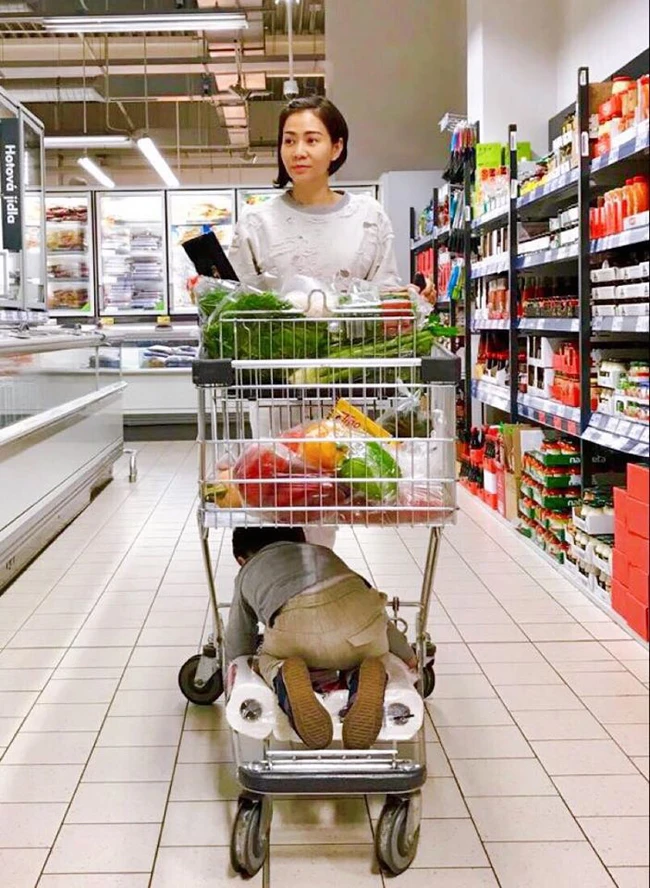 Con trai Thu Minh siêu quậy khi đi mua sắm cùng mẹ.