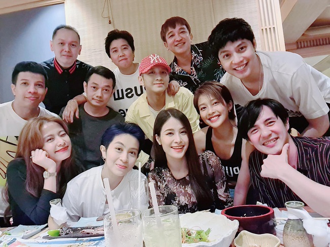 Đông Nhi vui vẻ song ca cùng Noo Phước Thịnh nhưng khoảng khắc tình tứ của Ông Cao Thắng dành cho bà xã mới là điều khiến mọi người chú ý - Ảnh 2.