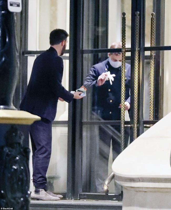 Chris Evans bị chụp lại hình ảnh vào khách sạn với "Lọ Lem" Lily James - Ảnh 3.