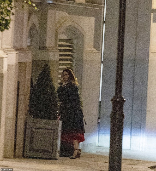 Chris Evans bị chụp lại hình ảnh vào khách sạn với "Lọ Lem" Lily James - Ảnh 4.