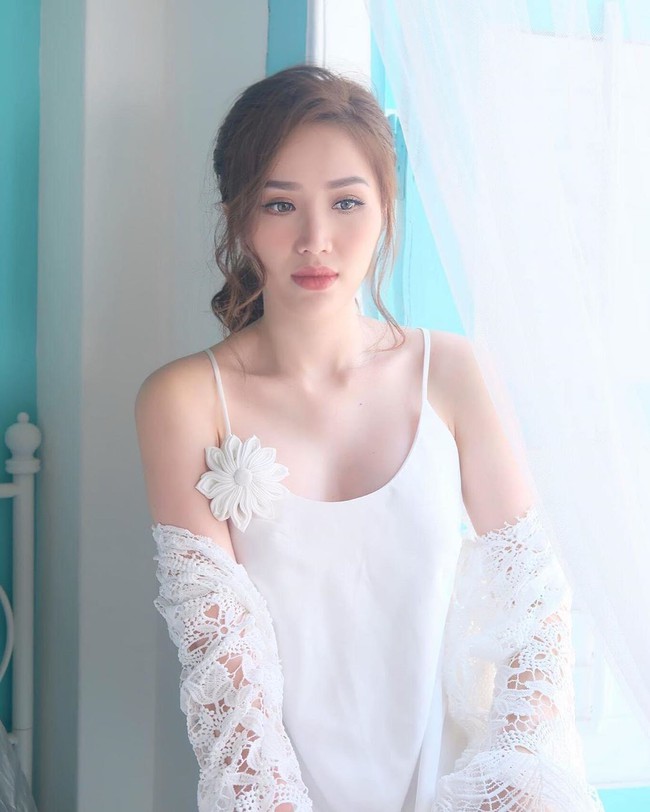 Bảo Thy đăng hình với dòng chú thích: Trời sinh vốn dĩ đã hiền. Dòng dời xô đẩy bỗng thành hiền queo.