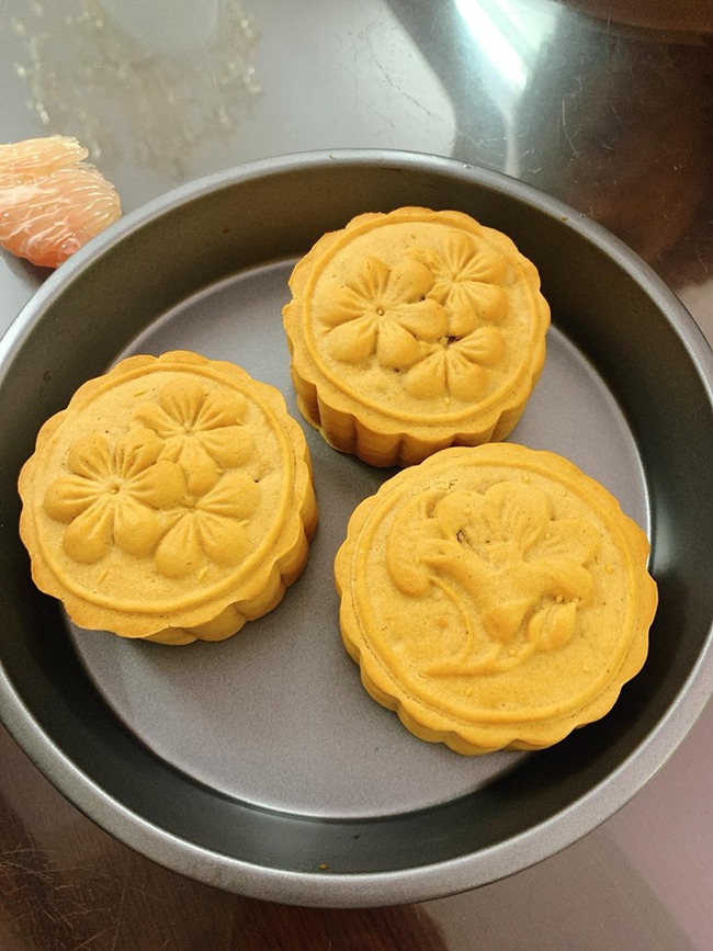 Không cần lò nướng, 8X ở Sài Gòn trổ tài làm bánh Trung thu bằng nồi chiên không dầu ngon xuất sắc  - Ảnh 1.