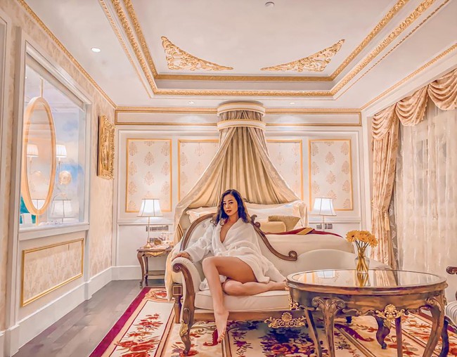 Jennifer Phạm chia sẻ: Người phụ nữ giàu có, xinh đẹp chưa chắc đã hạnh phúc. Nhưng người phụ nữ lúc nào cũng vui vẻ, tràn đầy năng lượng, suy nghĩ tích cực, lạc quan, tự chủ trong mọi vấn đề một cách bình thản và bao dung, người phụ nữ đó chắc chắn đang hạnh phúc.