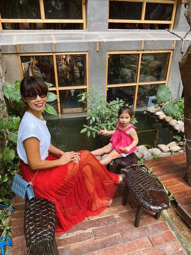 Hà Anh cùng con gái đi mua sắm trong chuyến đi Hà Nội.
