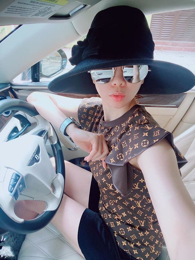 Đi đâu? Lên đây tớ chở nào, Lệ Quyên mời gọi.
