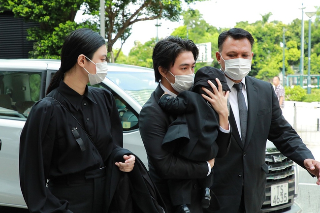 Xuất hiện cùng chồng và con trai tại tang lễ "vua sòng bài Macau", nhưng dân tình lại chú ý tới vòng 2 của "siêu mẫu Victoria's Secret" Hề Mộng Dao  - Ảnh 1.