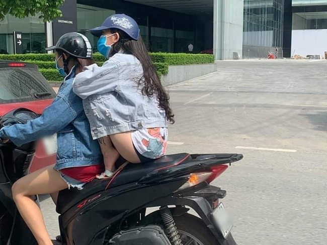 Cô gái mặc quần đùi ngắn co cả 2 chân lên yên xe máy để tránh nắng khiến ai nhìn cũng thót tim - Ảnh 2.