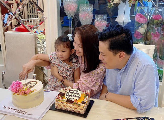 Bà xã Lam Trường đón tuổi mới bên chồng và con gái.