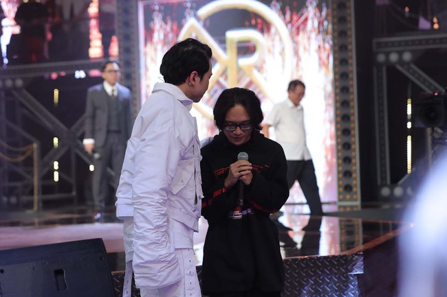 Xuất hiện "bậc thầy" kể chuyện bằng rap khiến Binz hoài niệm về bố, Karik - Trấn Thành nghẹn ngào xúc động - Ảnh 2.