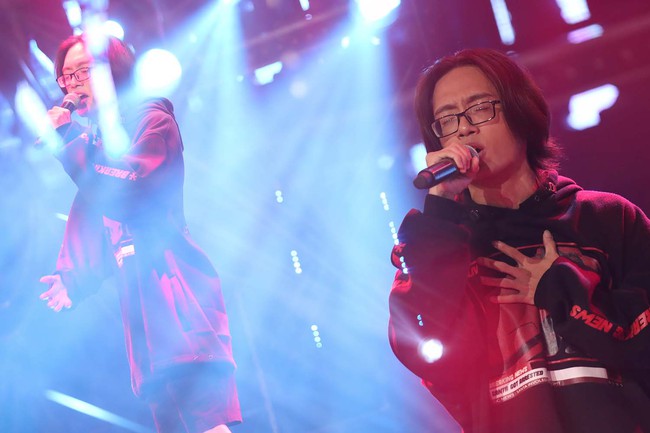 Xuất hiện "bậc thầy" kể chuyện bằng rap khiến Binz hoài niệm về bố, Karik - Trấn Thành nghẹn ngào xúc động - Ảnh 1.