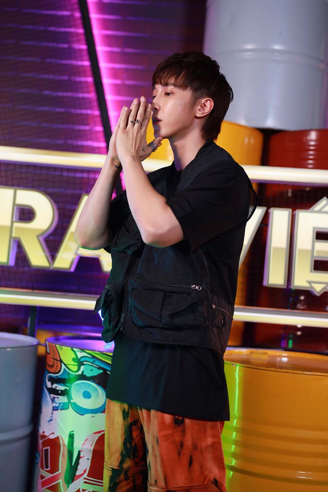 Xuất hiện "bậc thầy" kể chuyện bằng rap khiến Binz hoài niệm về bố, Karik - Trấn Thành nghẹn ngào xúc động - Ảnh 15.