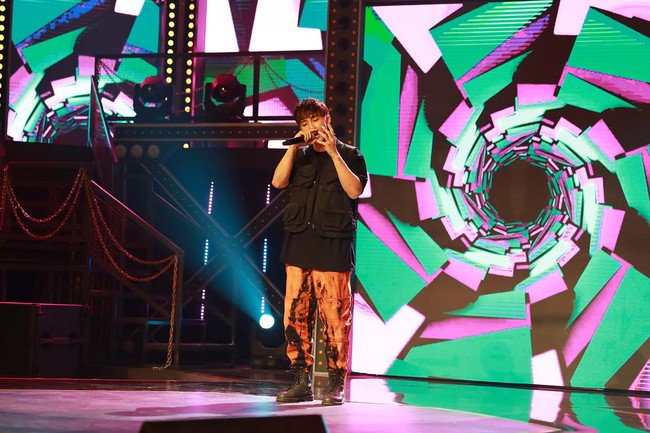 Xuất hiện "bậc thầy" kể chuyện bằng rap khiến Binz hoài niệm về bố, Karik - Trấn Thành nghẹn ngào xúc động - Ảnh 14.