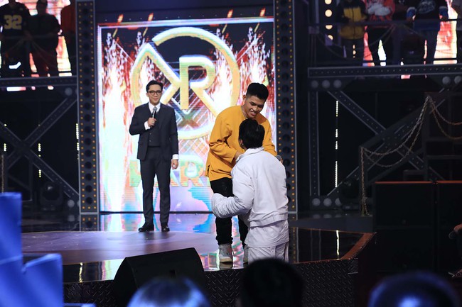 Xuất hiện "bậc thầy" kể chuyện bằng rap khiến Binz hoài niệm về bố, Karik - Trấn Thành nghẹn ngào xúc động - Ảnh 9.