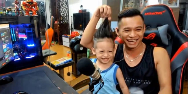 Độ Mixi - streamer giàu nhất Việt Nam lại gây bão với hình ảnh trông con khi đang livestream, thế mới nói: Chia tay vì công việc chỉ là lý do!  - Ảnh 4.