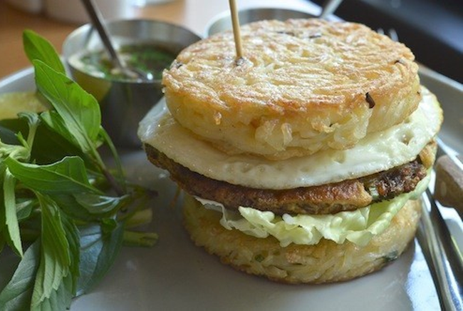 Vừa ra mắt hamburger vị phở đã bị chê tơi bời, Mc Donald's "vớt điểm" thành công nhờ đội admin "lầy lội", đáp trả anti-fan theo cách mặn mòi không đỡ nổi - Ảnh 8.