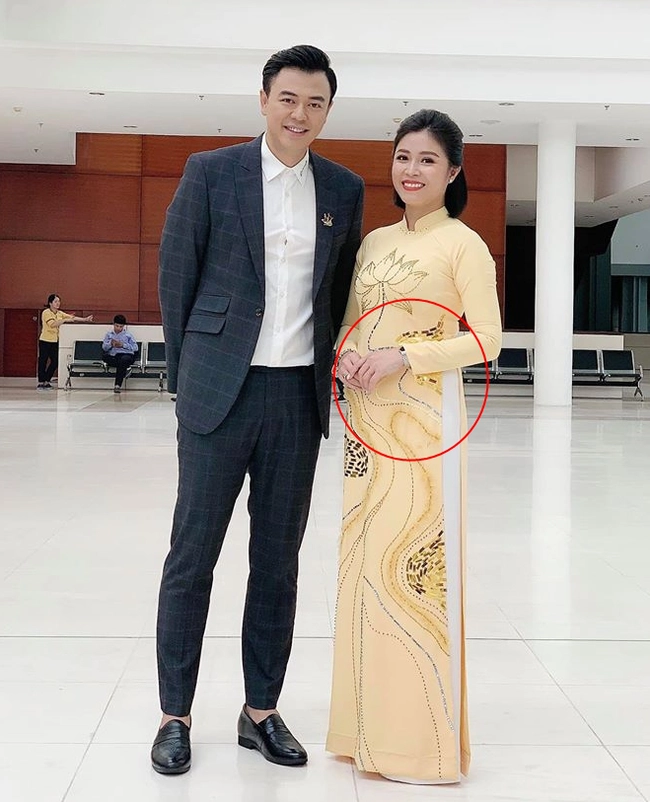 Lộ ảnh bụng to bất thường, MC Hoàng Linh bị nghi đã có tin vui sau khi tái hôn với đồng nghiệp VTV  - Ảnh 1.