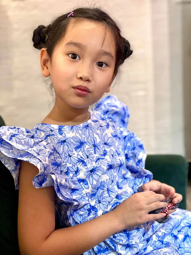 Ngỡ ngàng vì em gái cùng cha khác mẹ của Hà Anh xinh như thiên thần, mới 7 tuổi đã được dự đoán sẽ thành siêu mẫu như chị - Ảnh 3.