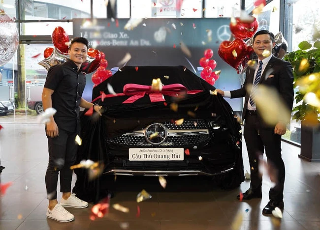 Quang Hải đưa Huỳnh Anh đi chơi trên xe Mercedes 2,4 tỷ, dân tình thích thú nhắc khéo nên "đi dạo" Hồ Tây  - Ảnh 3.