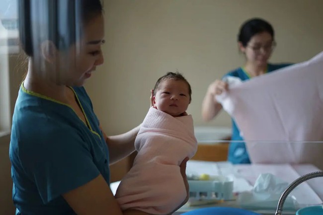 Khi phụ nữ Trung Quốc mất quyền tự do sinh đẻ: Ngay cả việc mang thai cũng phải xếp hàng và hậu quả khôn lường nếu như &quot;dám sinh sớm&quot; - Ảnh 4.