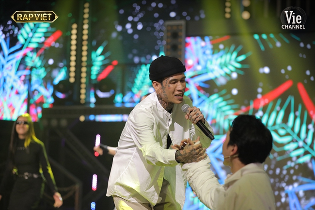 "Rap Việt": Sốc với màn dự thi của 2 thí sính khủng, đem thơ Tố Hữu và hát Xẩm khiến Suboi lẫn Wowy phải tranh giành gay gắt - Ảnh 2.