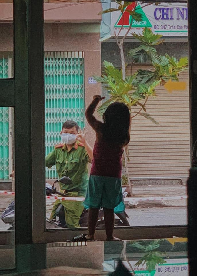 Anh công an Đà Nẵng mặc nguyên bộ quân phục từ chỗ làm về nhà nhưng chỉ đứng cười qua cửa kính, hành động sau đó của cô con gái khiến ai cũng nghẹn lòng - Ảnh 2.