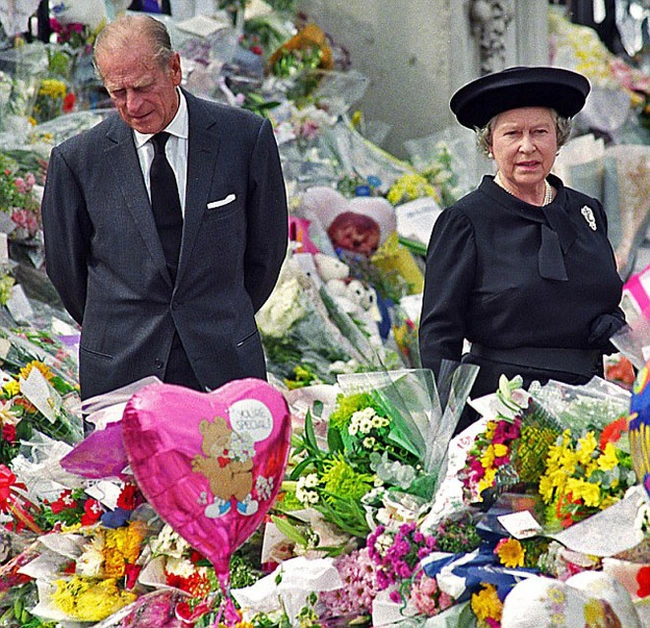 Bị chỉ trích vì làm ngơ trước cái chết của Công nương Diana, Nữ hoàng Anh mang "nỗi oan" không ai thấu và khoảnh khắc đặc biệt giúp hóa giải tất cả - Ảnh 2.