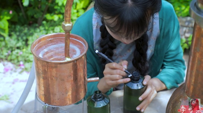 "Tiên nữ đồng quê" Lý Tử Thất mê hoặc hội chị em bằng vườn hồng như chốn cổ tích kèm công thức chế biến tỷ thứ từ loại hoa này - Ảnh 10.