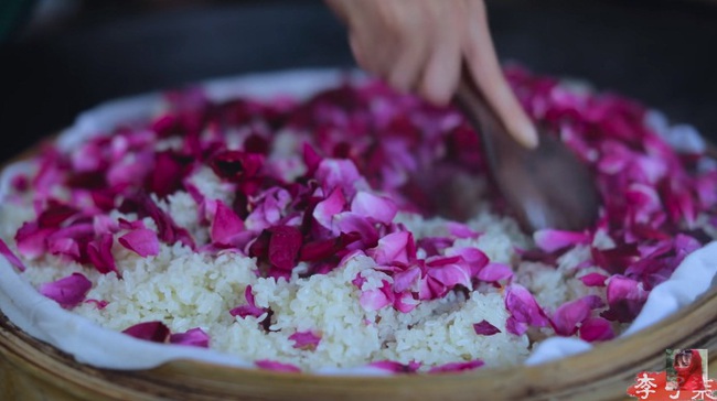 "Tiên nữ đồng quê" Lý Tử Thất mê hoặc hội chị em bằng vườn hồng như chốn cổ tích kèm công thức chế biến tỷ thứ từ loại hoa này - Ảnh 12.