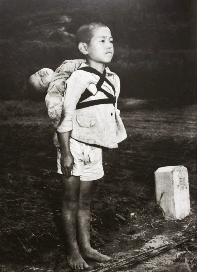 Bức ảnh anh cõng em trên lưng gây xúc động mạnh vì tình trạng đứa trẻ phía sau, trở thành biểu tượng đau thương của thời chiến tranh bom đạn - Ảnh 2.