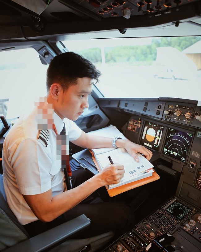 Chàng phi công trẻ nhất Việt Nam khoe bảng lương tiền tỷ khiến dân mạng há hốc nhưng bất ngờ thay khi đó chỉ là..."công ty chuyển nhầm lương" - Ảnh 1.