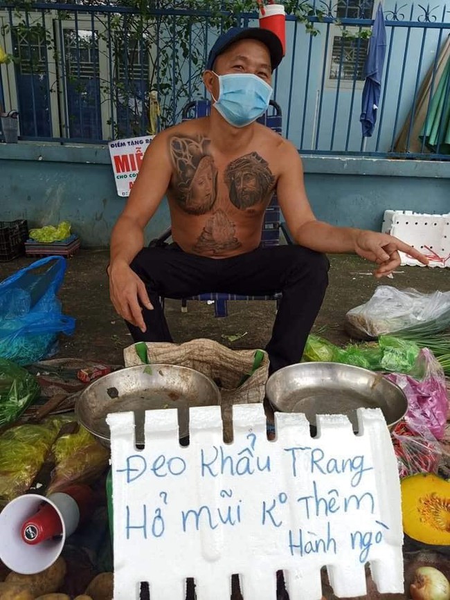 Chú Minh Râu - người bán rau nổi tiếng lại hot trên mạng xã hội vì tấm bảng "không đeo khẩu trang bán đắt gấp đôi" - Ảnh 3.