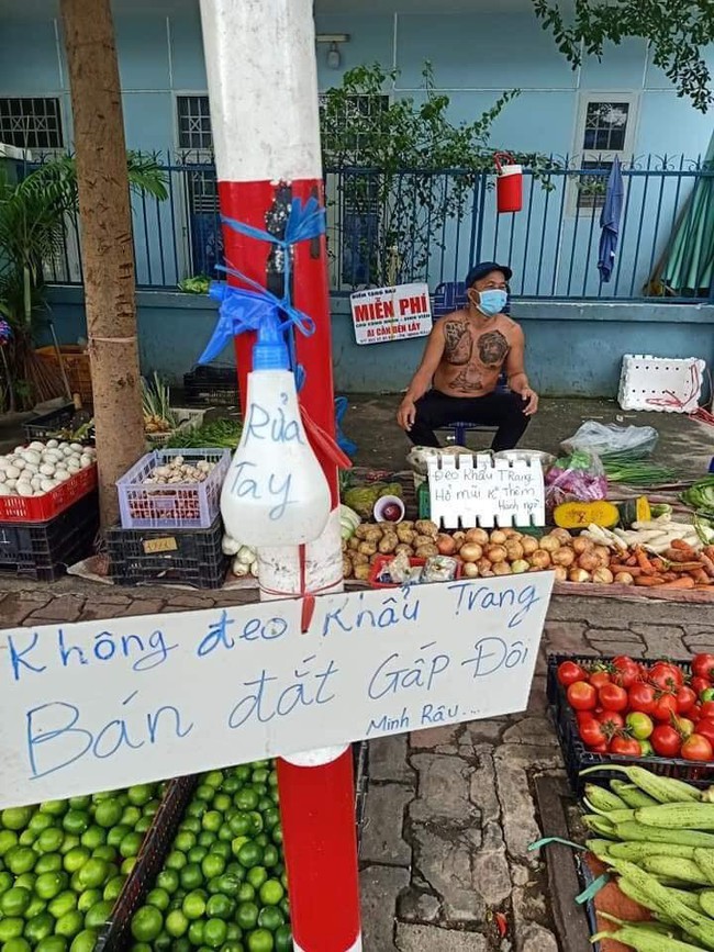Chú Minh Râu - người bán rau nổi tiếng lại hot trên mạng xã hội vì tấm bảng "không đeo khẩu trang bán đắt gấp đôi" - Ảnh 2.