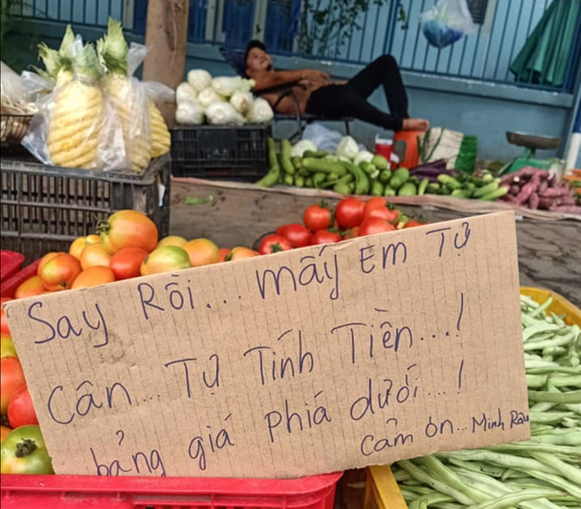 Chú Minh Râu - người bán rau nổi tiếng lại hot trên mạng xã hội vì tấm bảng "không đeo khẩu trang bán đắt gấp đôi" - Ảnh 4.