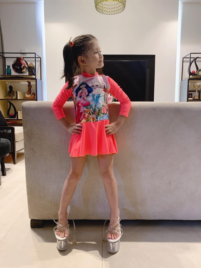 Mới 5 tuổi nhưng con gái Trang Trần đã tạo dáng cực đỉnh với giày cao gót, đến mẹ còn phải đắc ý: "Hổ phụ sinh hổ tử" - Ảnh 4.