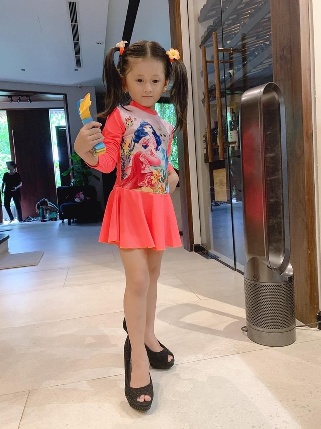 Mới 5 tuổi nhưng con gái Trang Trần đã tạo dáng cực đỉnh với giày cao gót, đến mẹ còn phải đắc ý: "Hổ phụ sinh hổ tử" - Ảnh 5.