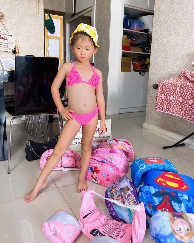 Mới 5 tuổi nhưng con gái Trang Trần đã tạo dáng cực đỉnh với giày cao gót, đến mẹ còn phải đắc ý: "Hổ phụ sinh hổ tử" - Ảnh 7.
