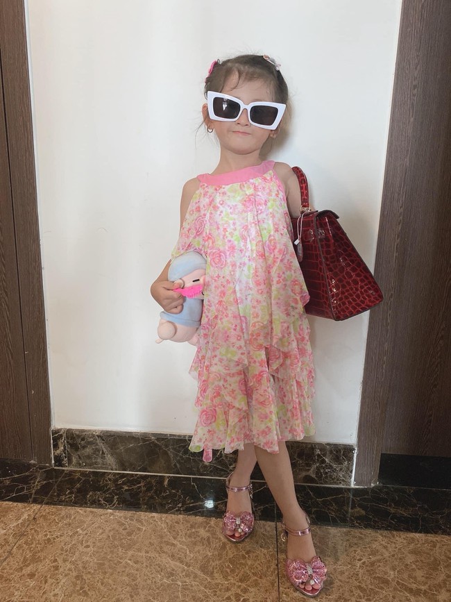 Mới 5 tuổi nhưng con gái Trang Trần đã tạo dáng cực đỉnh với giày cao gót, đến mẹ còn phải đắc ý: "Hổ phụ sinh hổ tử" - Ảnh 9.