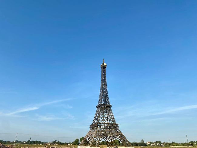 Tháp Eiffel lại xuất hiện ở Việt Nam phiên bản "đồng không mông quạnh" - Ảnh 2.