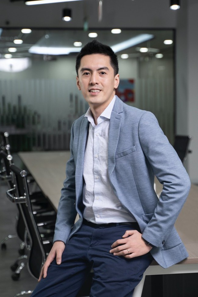 Vô tình bị "chụp lén", tân CEO Gojek Việt Nam đẹp trai như "hot boy" lập tức trở thành tâm điểm: Cao 1m84, 33 tuổi đã làm giám đốc điều hành của nhiều công ty lớn - Ảnh 4.