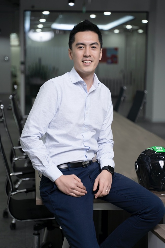 Vô tình bị "chụp lén", tân CEO Gojek Việt Nam đẹp trai như "hot boy" lập tức trở thành tâm điểm: Cao 1m84, 33 tuổi đã làm giám đốc điều hành của nhiều công ty lớn - Ảnh 5.