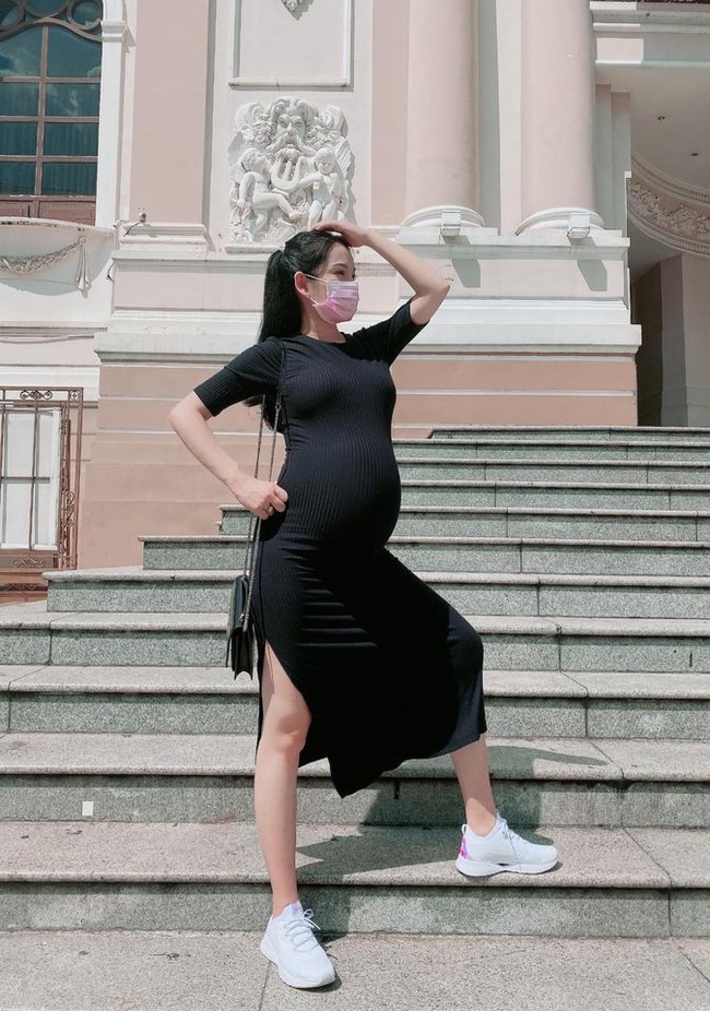 Sara Lưu chia sẻ: "Hôm nay mẹ bầu dở hứng làm fashionista giữa trưa nắng".