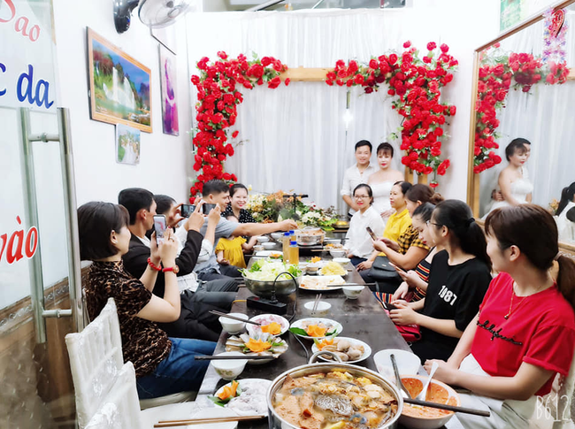 Cô dâu 63 tuổi ở Cao Bằng tổ chức tiệc 2 năm ngày cưới, gây tranh cãi khi mặc váy cô dâu rườm rà đứng đón khách - Ảnh 4.