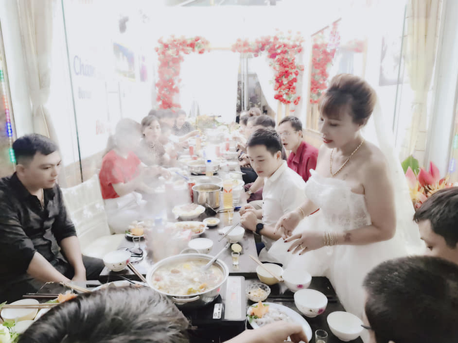 Cô dâu 63 tuổi ở Cao Bằng tổ chức tiệc 2 năm ngày cưới, gây tranh cãi khi mặc váy cô dâu rườm rà đứng đón khách - Ảnh 5.