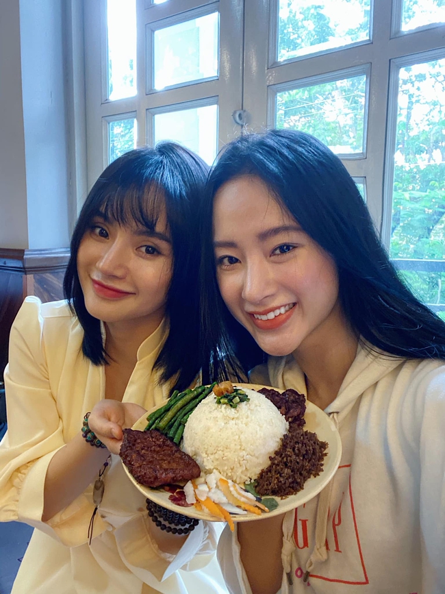 Angela Phương Trinh và em gái được khen ngày càng trẻ đẹp nhờ ăn chay.