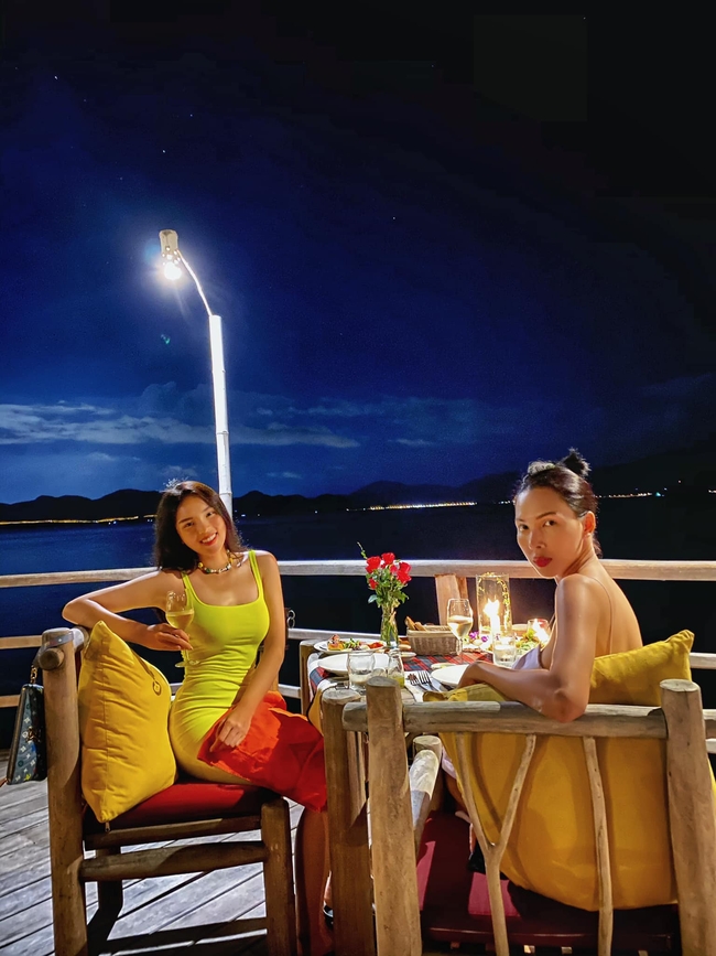 Kỳ Duyên hẹn hò ăn tối lãng mạn trên biển cùng Minh Triệu.