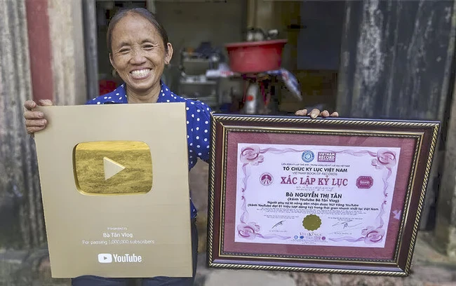 Kênh Bà Tân Vlog đạt 4 triệu follow trên YouTube sau hơn 1 năm ra mắt, ai cũng choáng khi nhìn lại loạt thành tích "khủng" của bà mẹ nông dân - Ảnh 2.