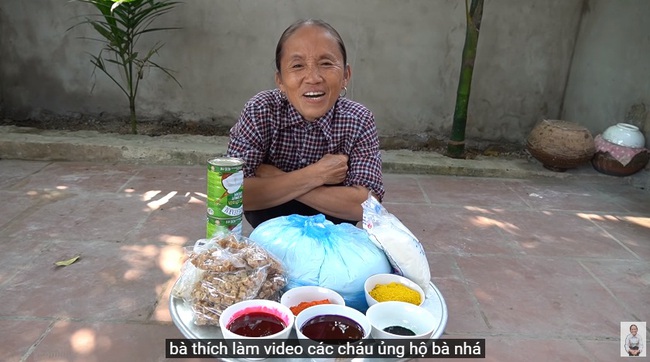 Sau màn nấu cơm bằng nước ngọt đến nấu cháo gà nguyên lông, mẹ con bà Tân Vlog bị dân mạng đồng loạt nhấn dislike đối mặt với nguy cơ bị "tẩy chay" - Ảnh 2.