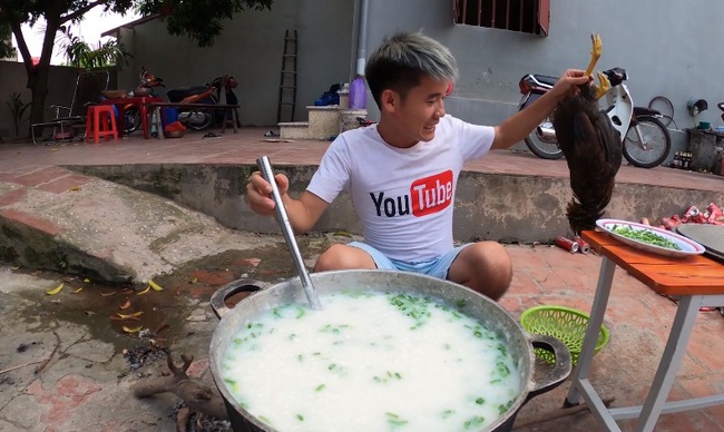 Sau màn nấu cơm bằng nước ngọt đến nấu cháo gà nguyên lông, mẹ con bà Tân Vlog bị dân mạng đồng loạt nhấn dislike đối mặt với nguy cơ bị "tẩy chay" - Ảnh 5.